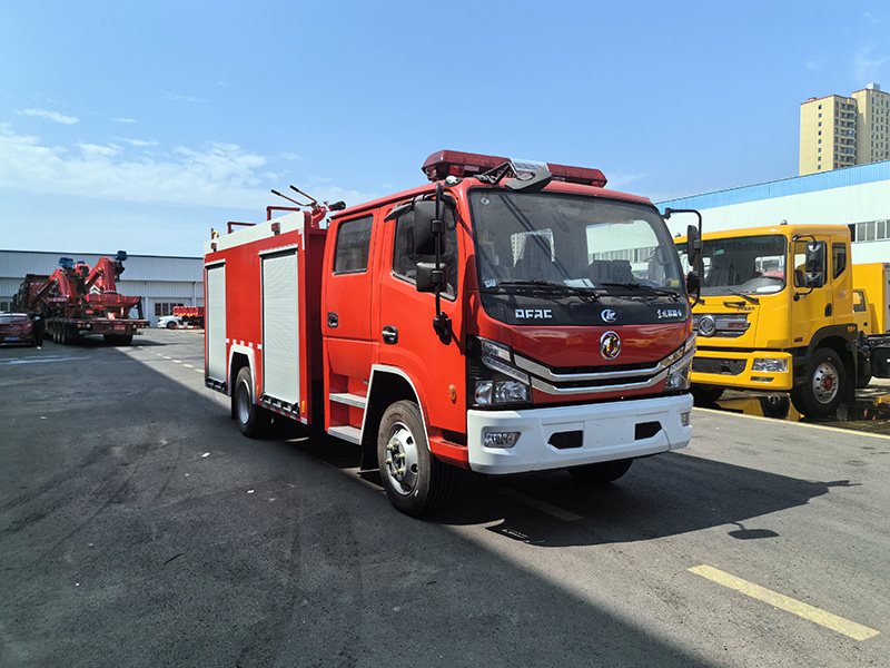 東風(fēng)多利卡4噸康機水罐消防車