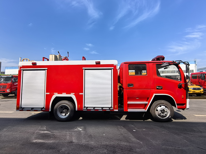 東風(fēng)多利卡4噸康機水罐消防車